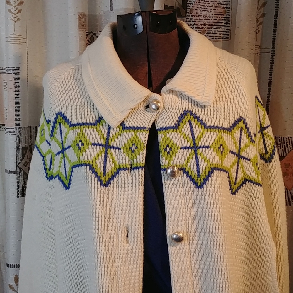 Vintage Cream Scallop Cape - Picture 3 of 13